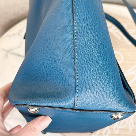 Michael Kors tote,adjustable straps,magnetic closure,xtra pockets,denim blue - Picture 5 of 8